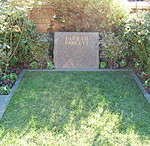 Farrah_Fawcett_grave_at_Westwood_Village_Memorial_Park_Cemetery_in_Brentwood,_California