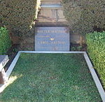 Walter_Matthau_grave_at_Westwood_Village_Memorial_Park_Cemetery_in_Brentwood,_California